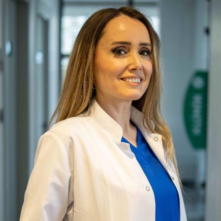 د. زكية أقبولات طبيبة الأسنان