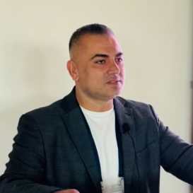 د. مشارك. الدكتور إرسين جور